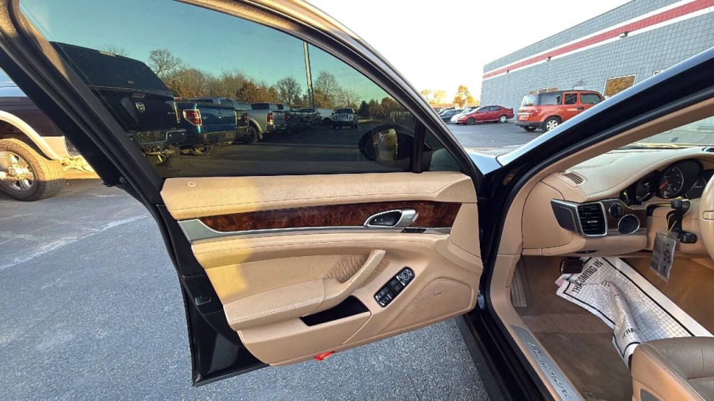2013 Porsche Panamera Image 9