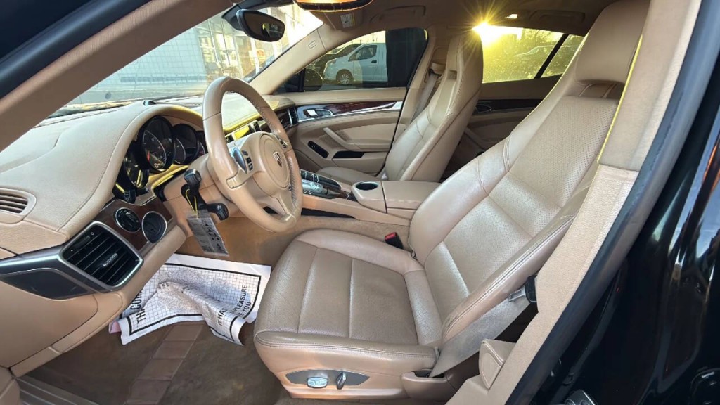 2013 Porsche Panamera Image 10