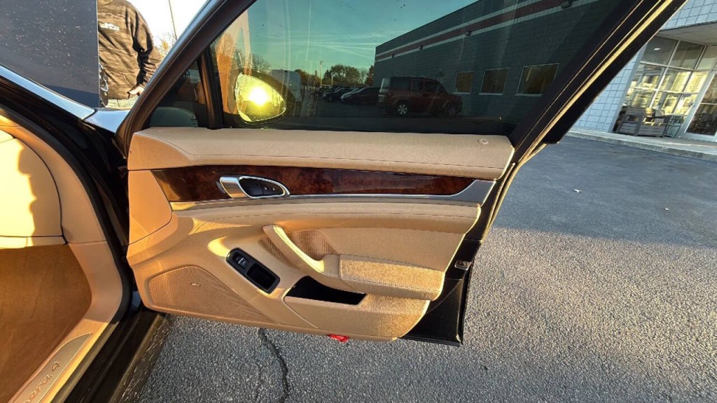 2013 Porsche Panamera Image 16