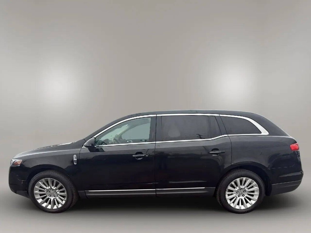 2010 Lincoln MKT Image 2