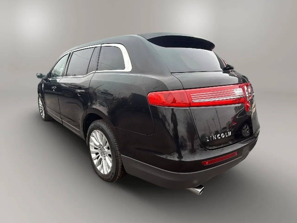 2010 Lincoln MKT Image 3