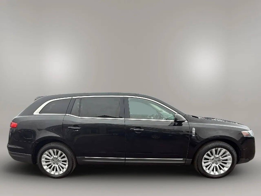 2010 Lincoln MKT Image 6