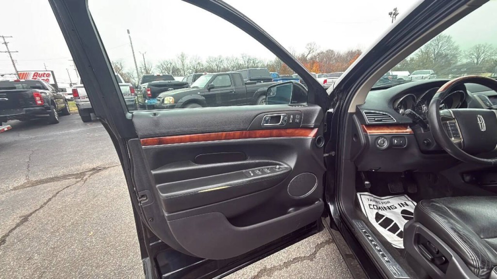 2010 Lincoln MKT Image 9