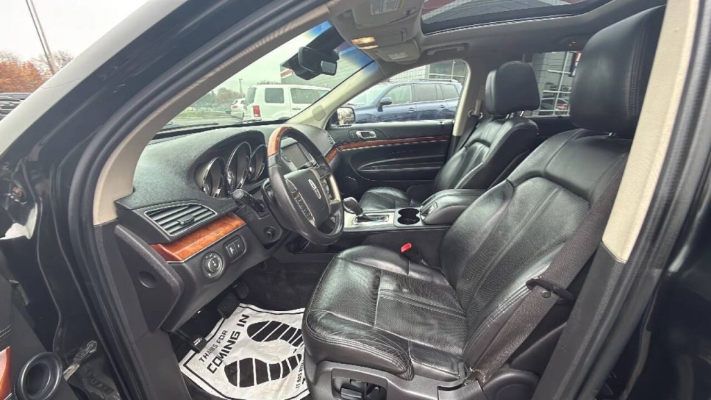 2010 Lincoln MKT Image 10