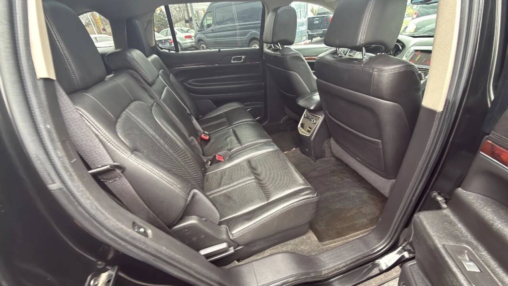 2010 Lincoln MKT Image 16