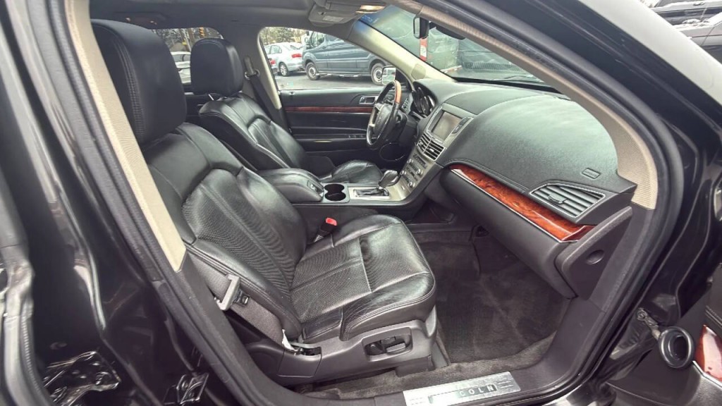2010 Lincoln MKT Image 18