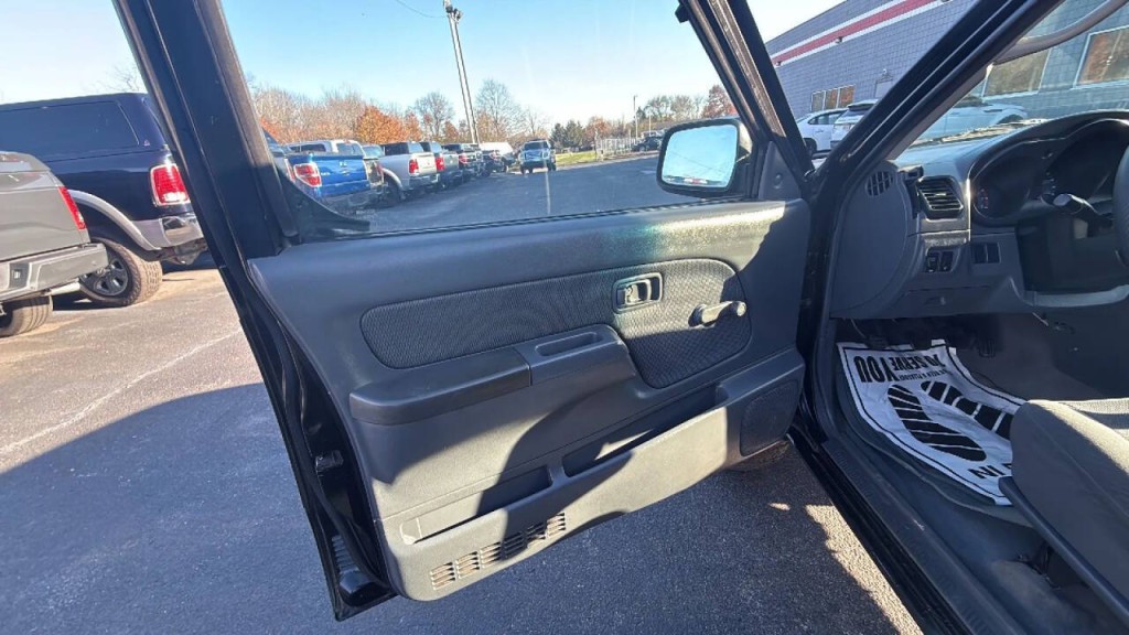 2002 Nissan Frontier Image 9