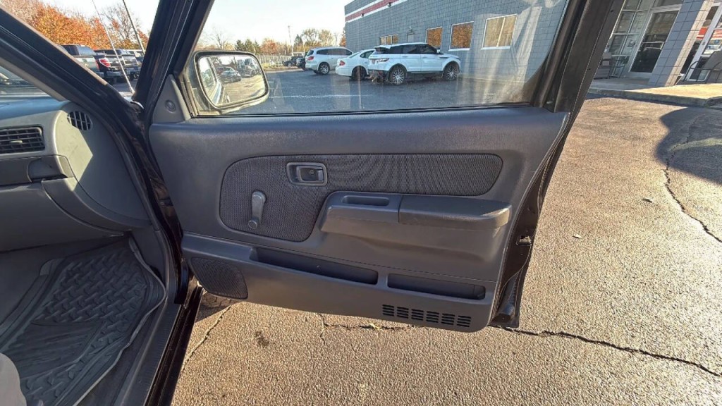 2002 Nissan Frontier Image 12