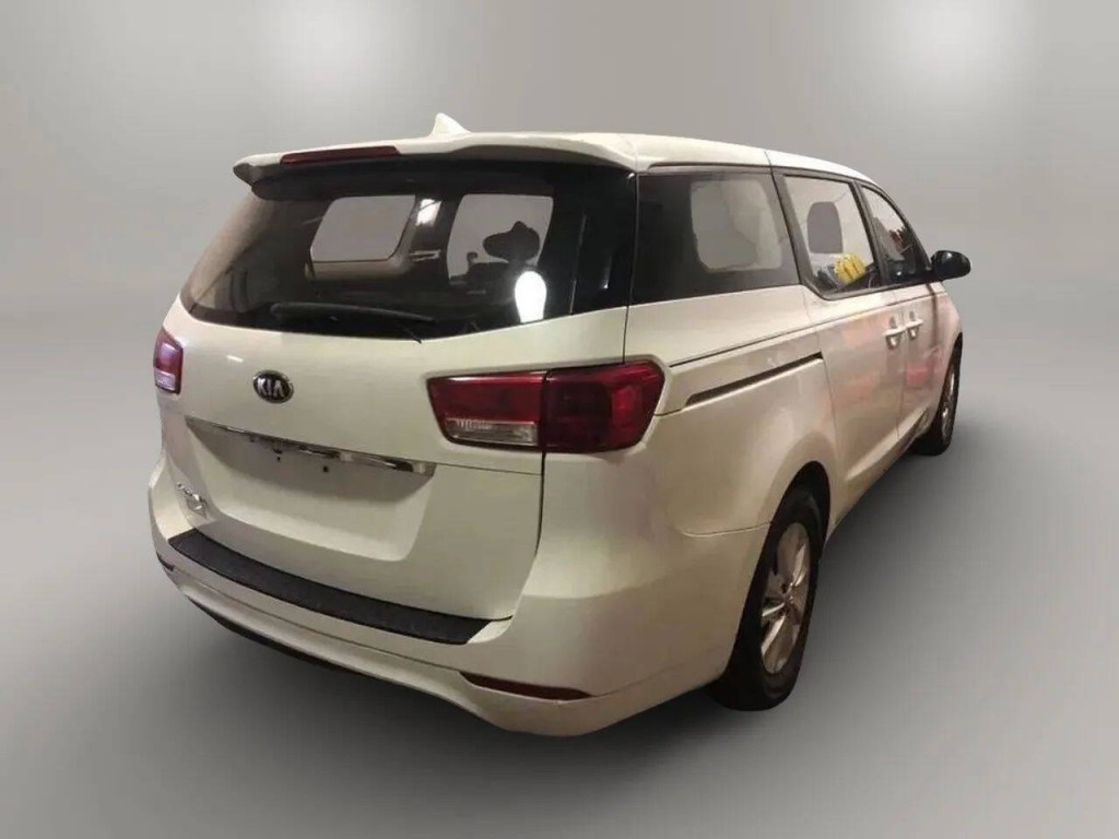 2016 Kia Sedona Image 2