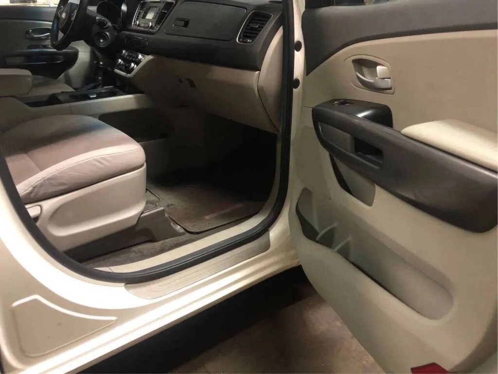 2016 Kia Sedona Image 9