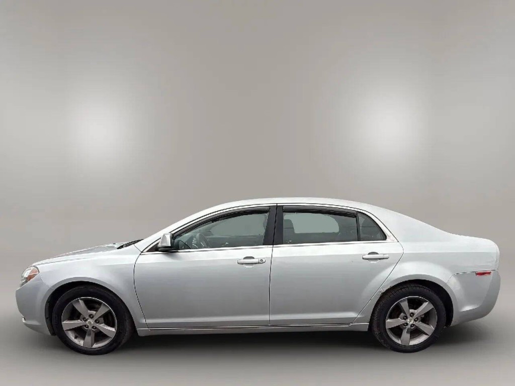 2011 Chevrolet Malibu Image 2