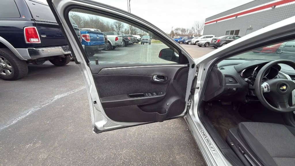 2011 Chevrolet Malibu Image 9
