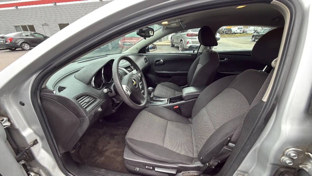 2011 Chevrolet Malibu Image 10