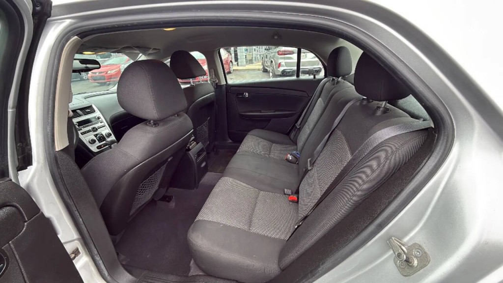 2011 Chevrolet Malibu Image 12