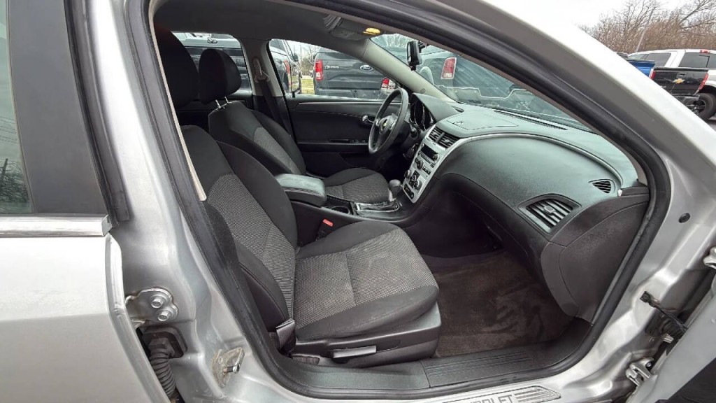2011 Chevrolet Malibu Image 17