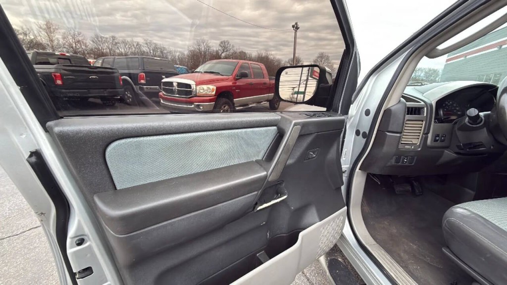 2004 Nissan Titan Image 9