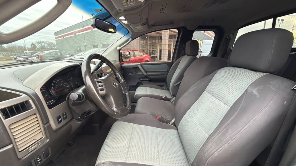 2004 Nissan Titan Image 10