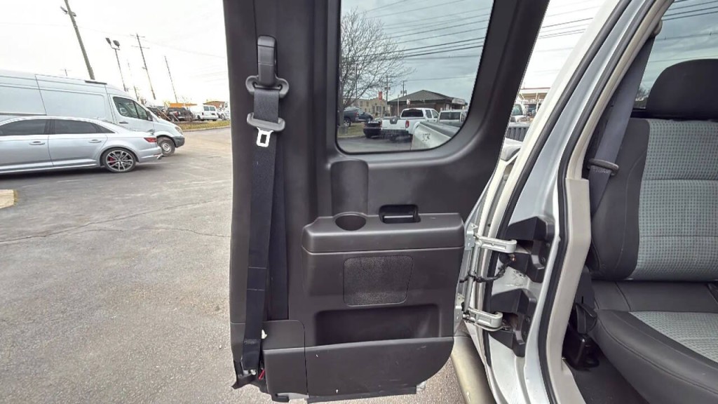 2004 Nissan Titan Image 16