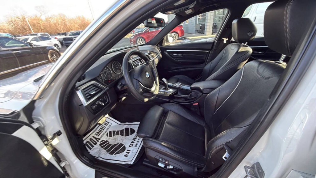 2017 BMW 3 Series Image 11