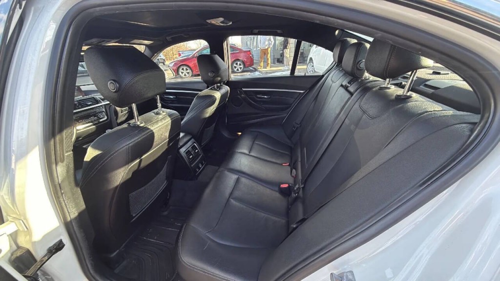 2017 BMW 3 Series Image 13