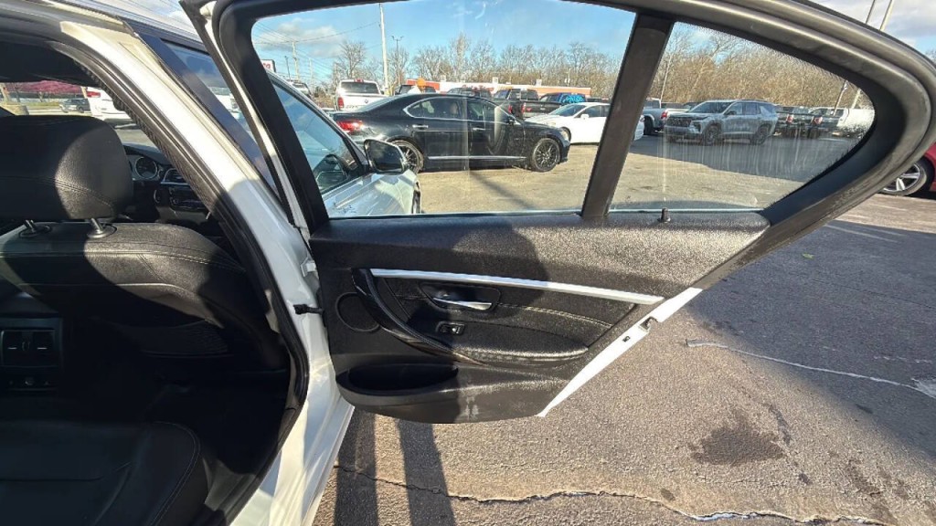 2017 BMW 3 Series Image 15