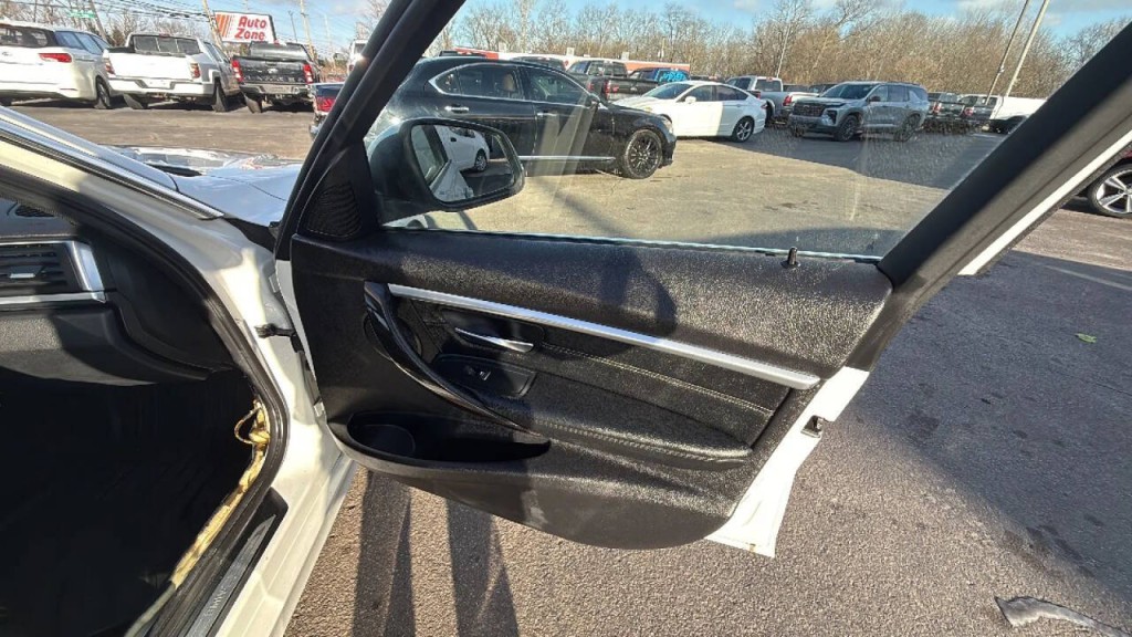 2017 BMW 3 Series Image 17