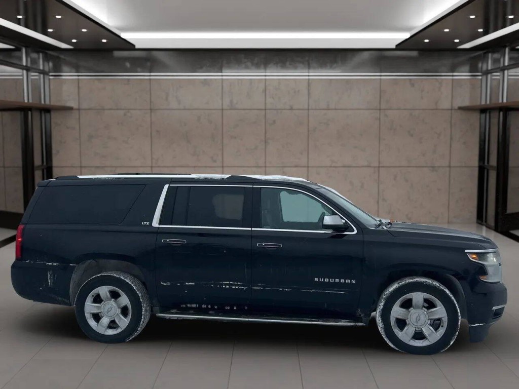 2015 Chevrolet Suburban Image 2