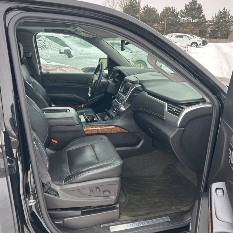 2015 Chevrolet Suburban Image 3