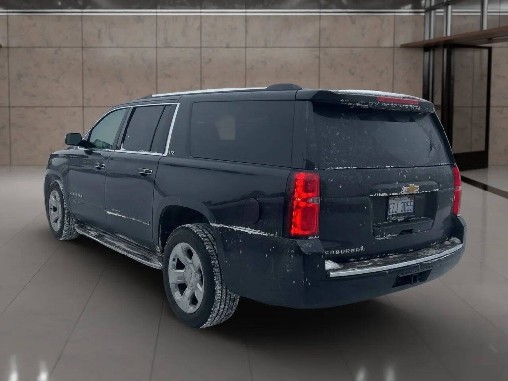 2015 Chevrolet Suburban Image 7