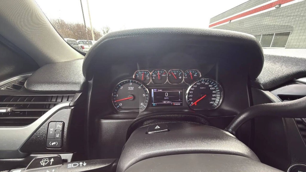 2015 Chevrolet Suburban Image 20