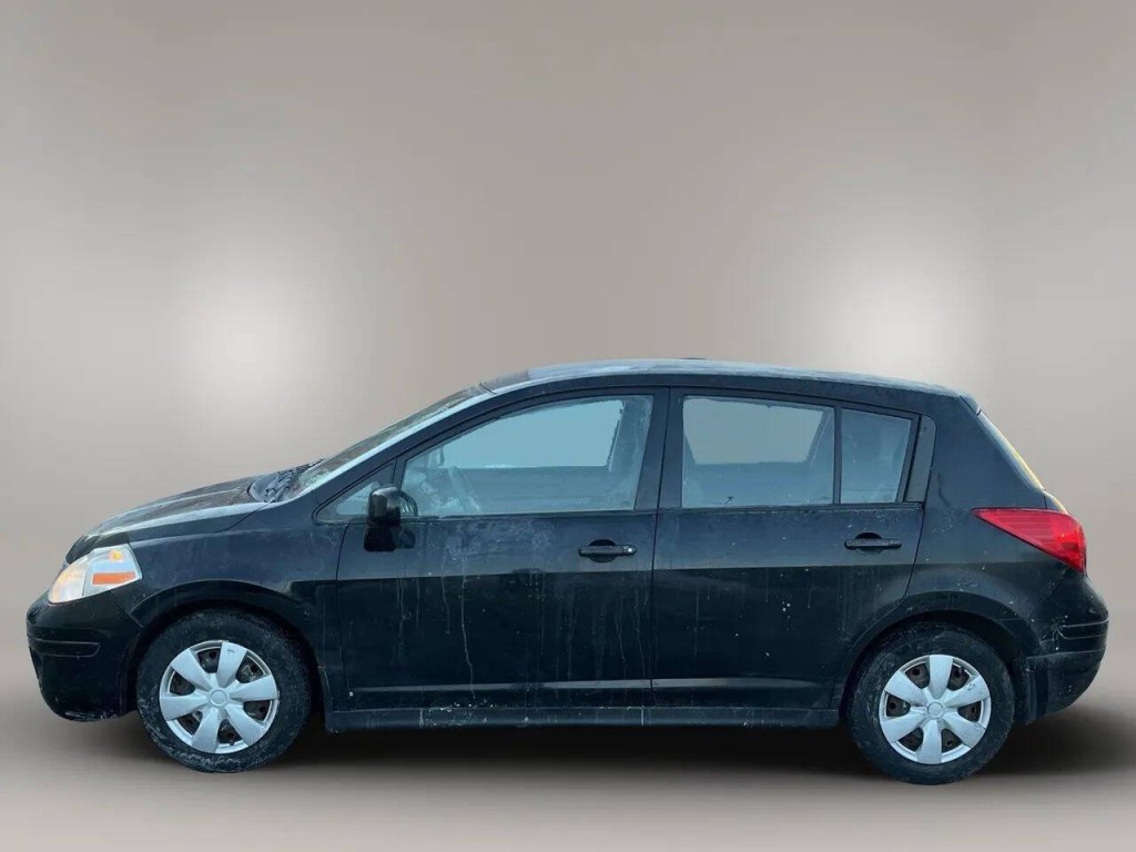2011 Nissan Versa Image 2