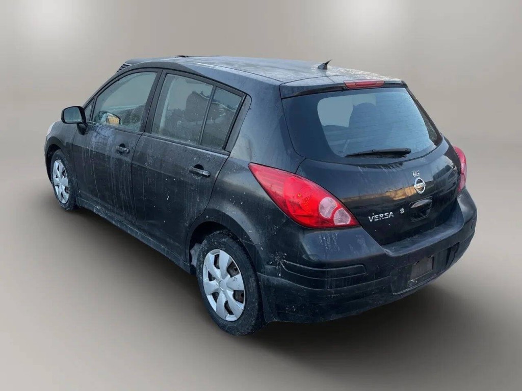 2011 Nissan Versa Image 3