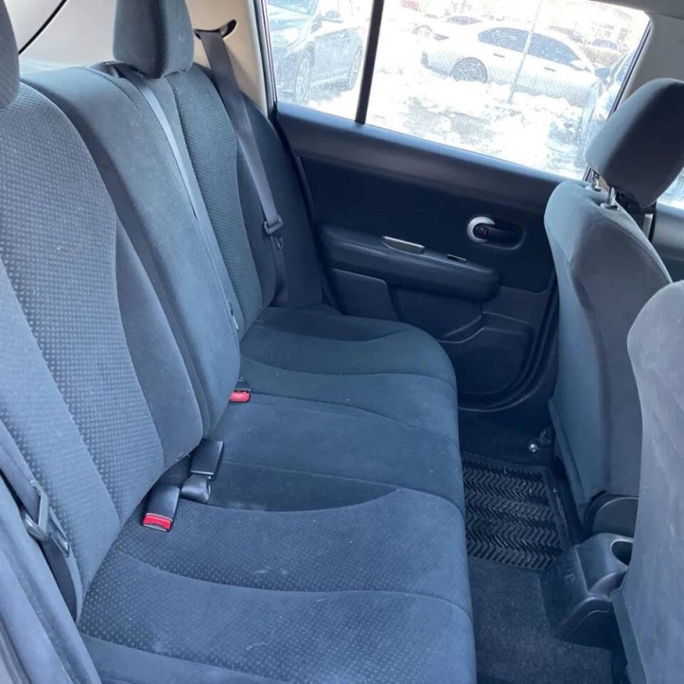 2011 Nissan Versa Image 4