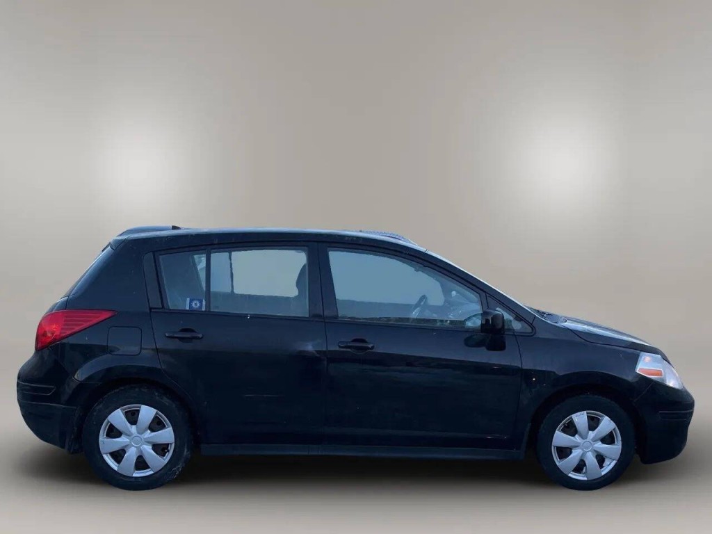 2011 Nissan Versa Image 5