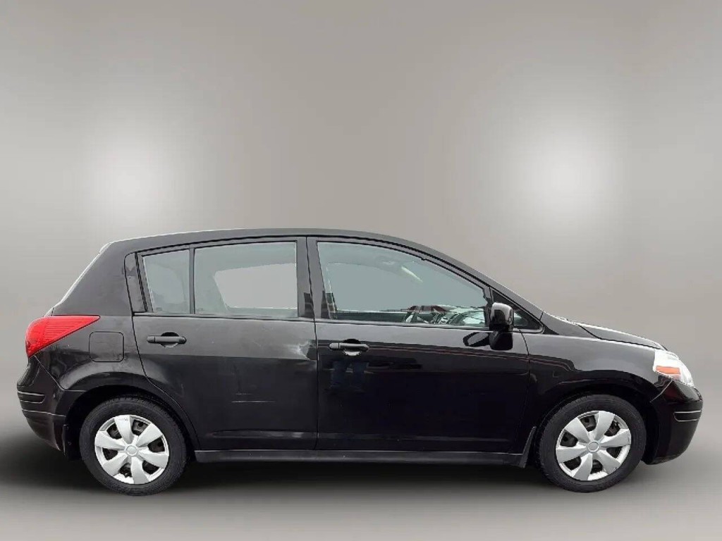 2011 Nissan Versa Image 6