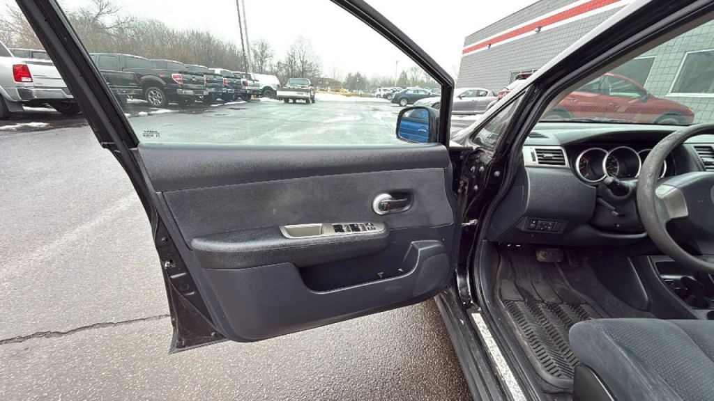 2011 Nissan Versa Image 9