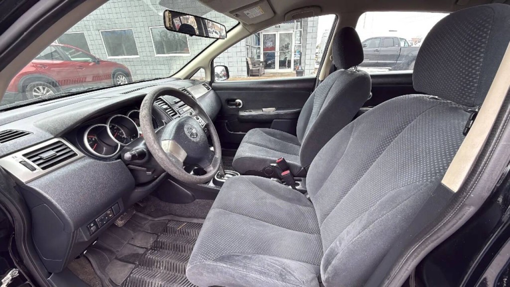 2011 Nissan Versa Image 10