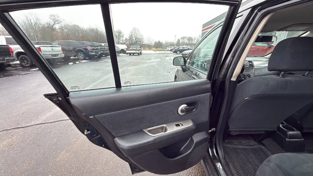 2011 Nissan Versa Image 11
