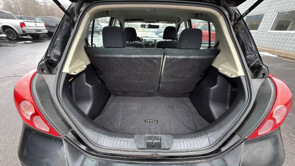 2011 Nissan Versa Image 13