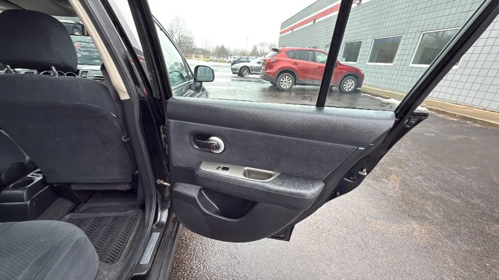 2011 Nissan Versa Image 14