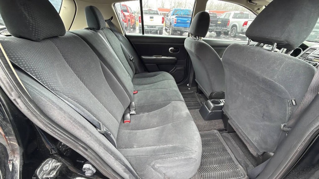 2011 Nissan Versa Image 15
