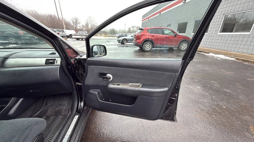 2011 Nissan Versa Image 16