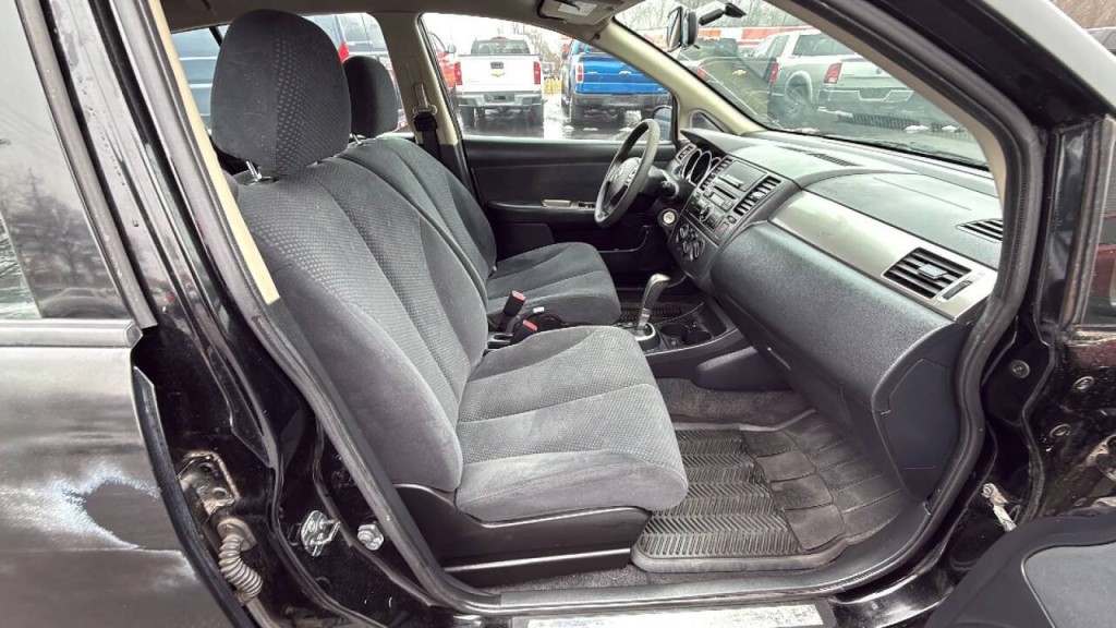 2011 Nissan Versa Image 17