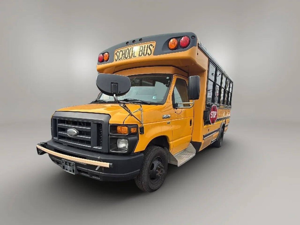 2016 Ford E-Series Image 1