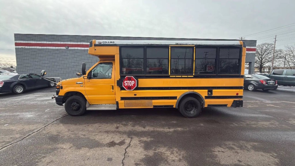 2016 Ford E-Series Image 2