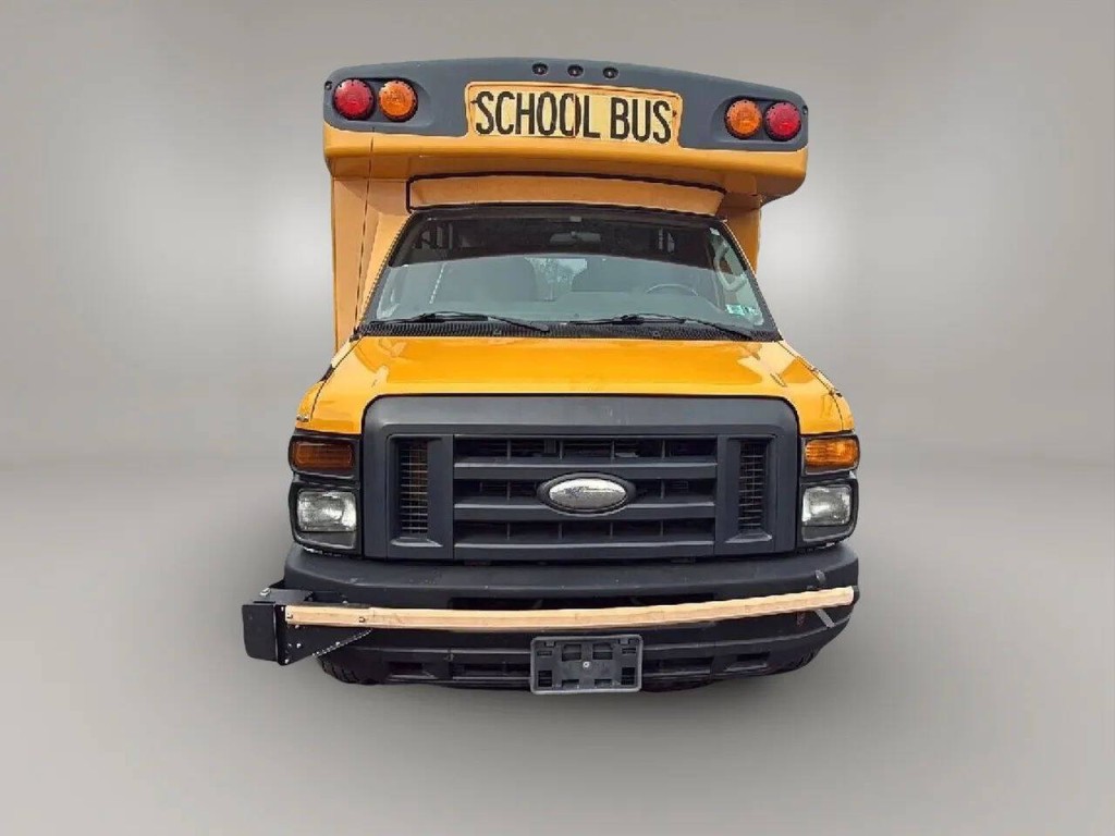 2016 Ford E-Series Image 8