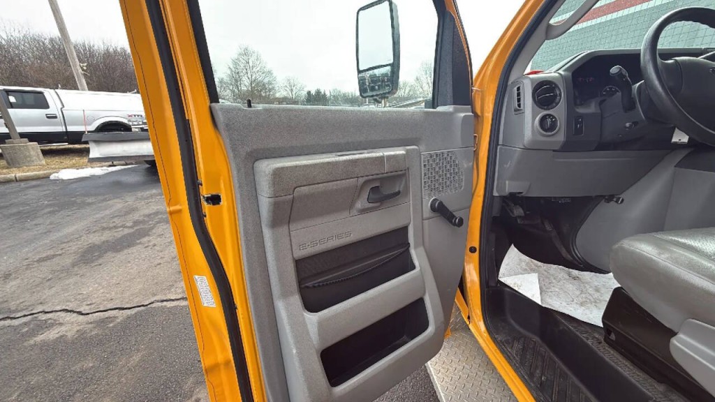 2016 Ford E-Series Image 9