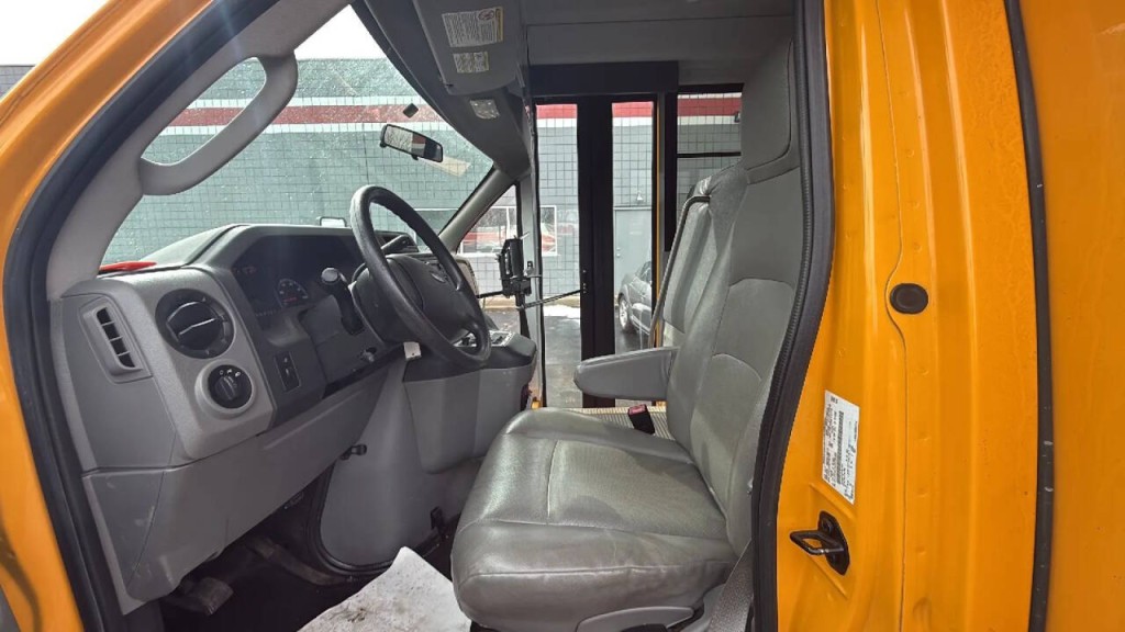 2016 Ford E-Series Image 10