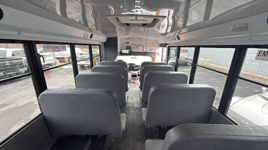 2016 Ford E-Series Image 12