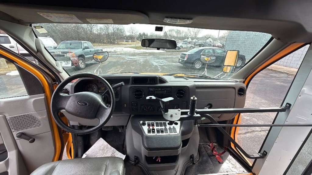 2016 Ford E-Series Image 13